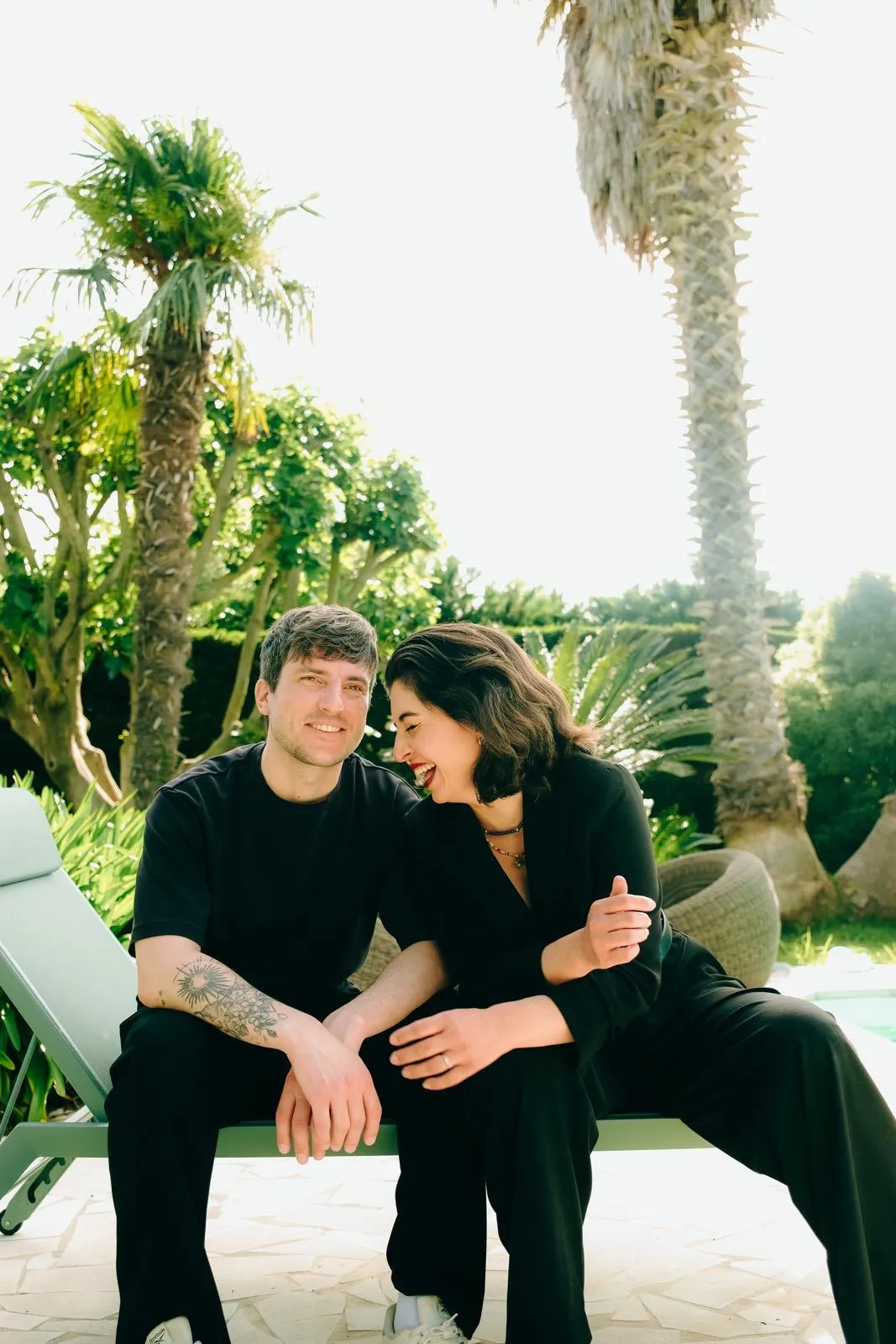 Marie-Amélie et Étienne souriants au bord d'une piscine