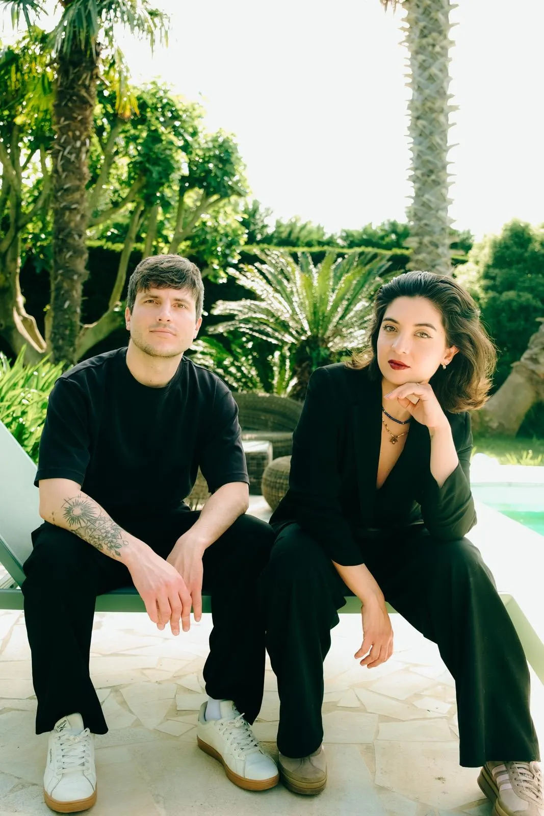 Marie-Amélie et Étienne assis en extérieur pour un portrait Ametia
