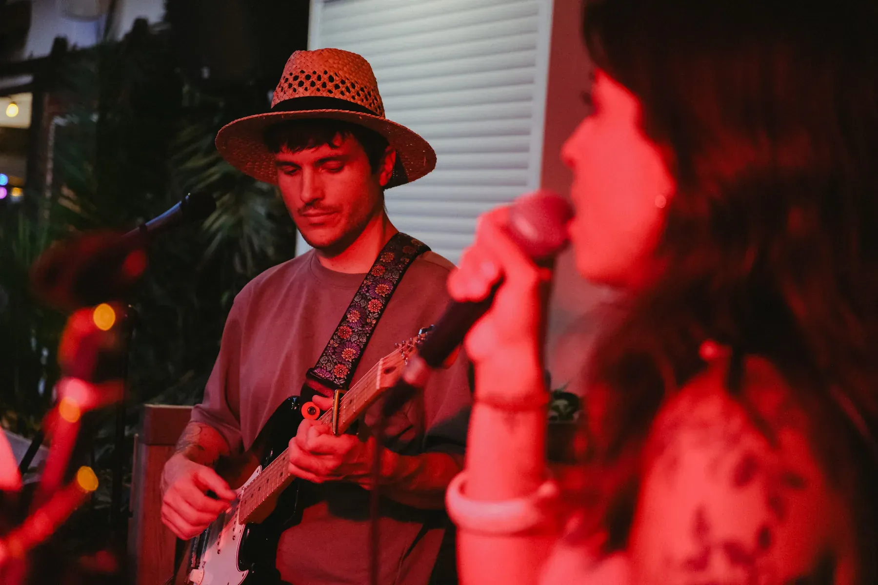 Étienne à la guitare et Marie-Amélie au chant pendant une prestation live