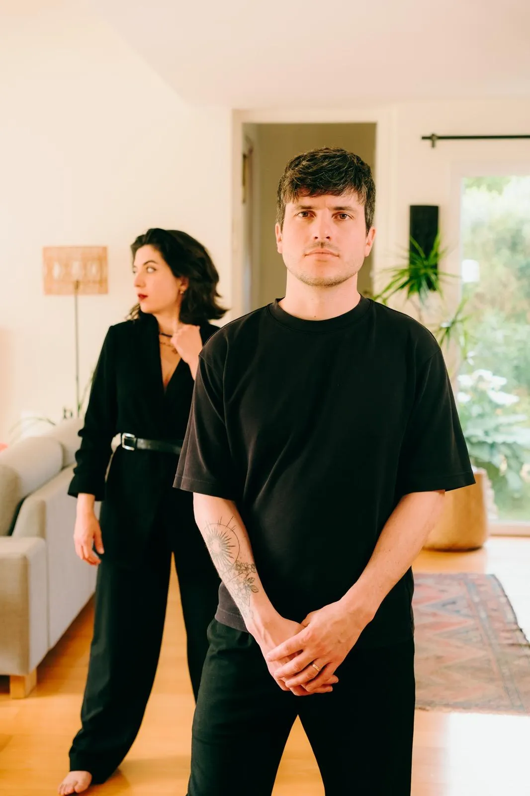 Étienne en portrait avec Marie-Amélie en arrière-plan