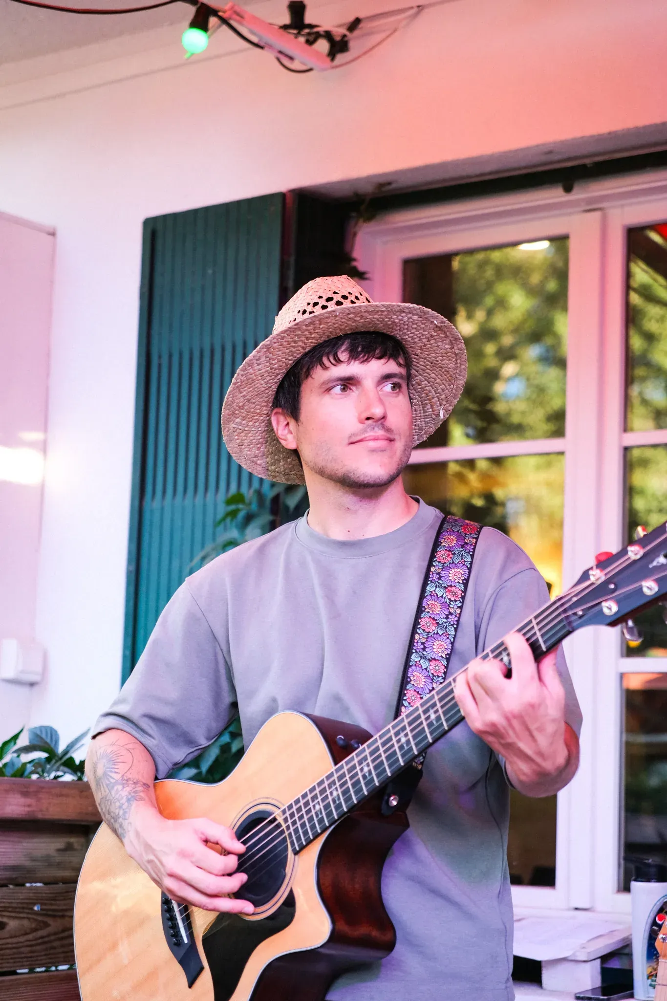 Étienne à la guitare