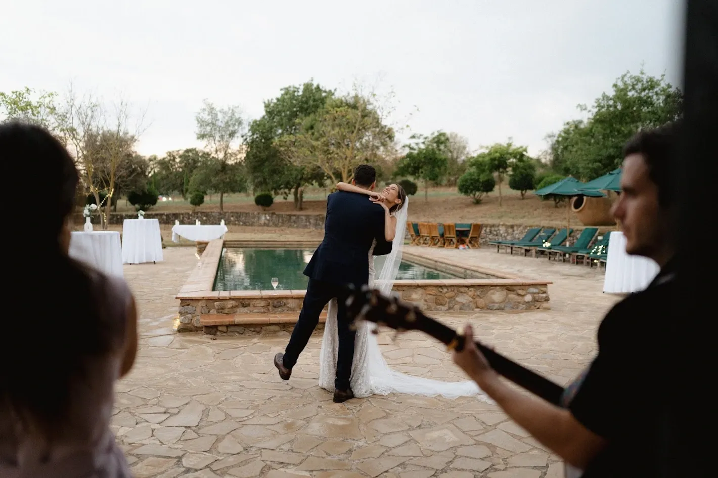 Ametia joue en live pendant un mariage en extérieur