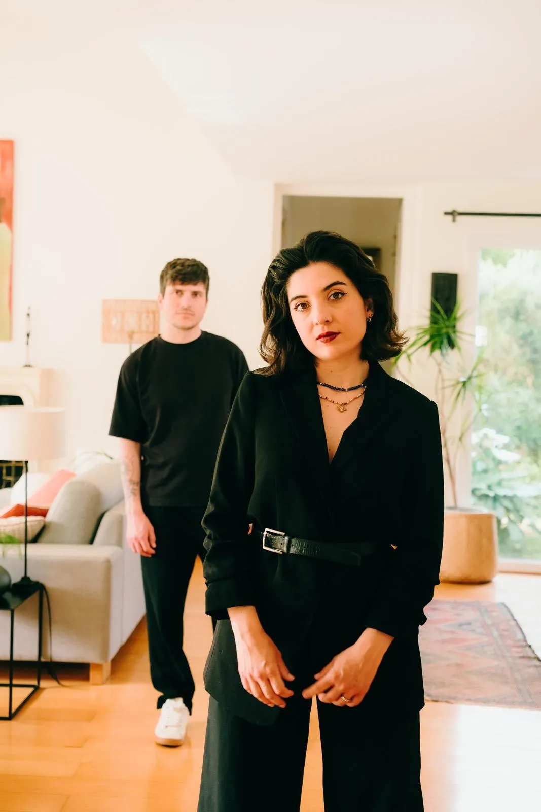 Marie-Amélie en portrait avec Étienne en arrière-plan