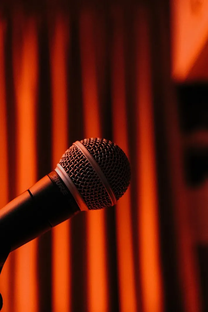 Micro de chant sur scène avec éclairage rouge pendant un live Ametia